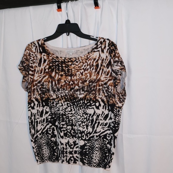 Joseph A Blouse Size L Capped sleeves Animal print Buttons Across Shoulder Top - Picture 3 of 10